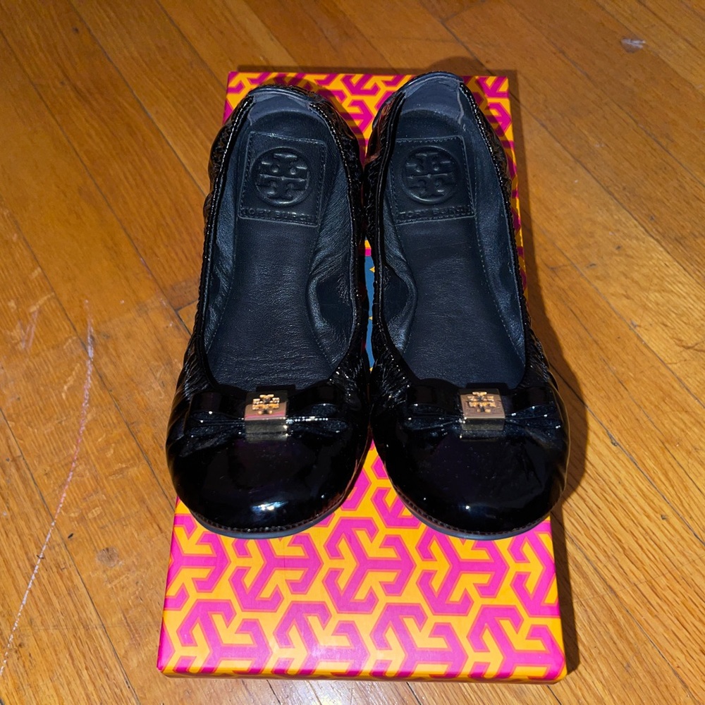 Tory Burch flats with bow and logo